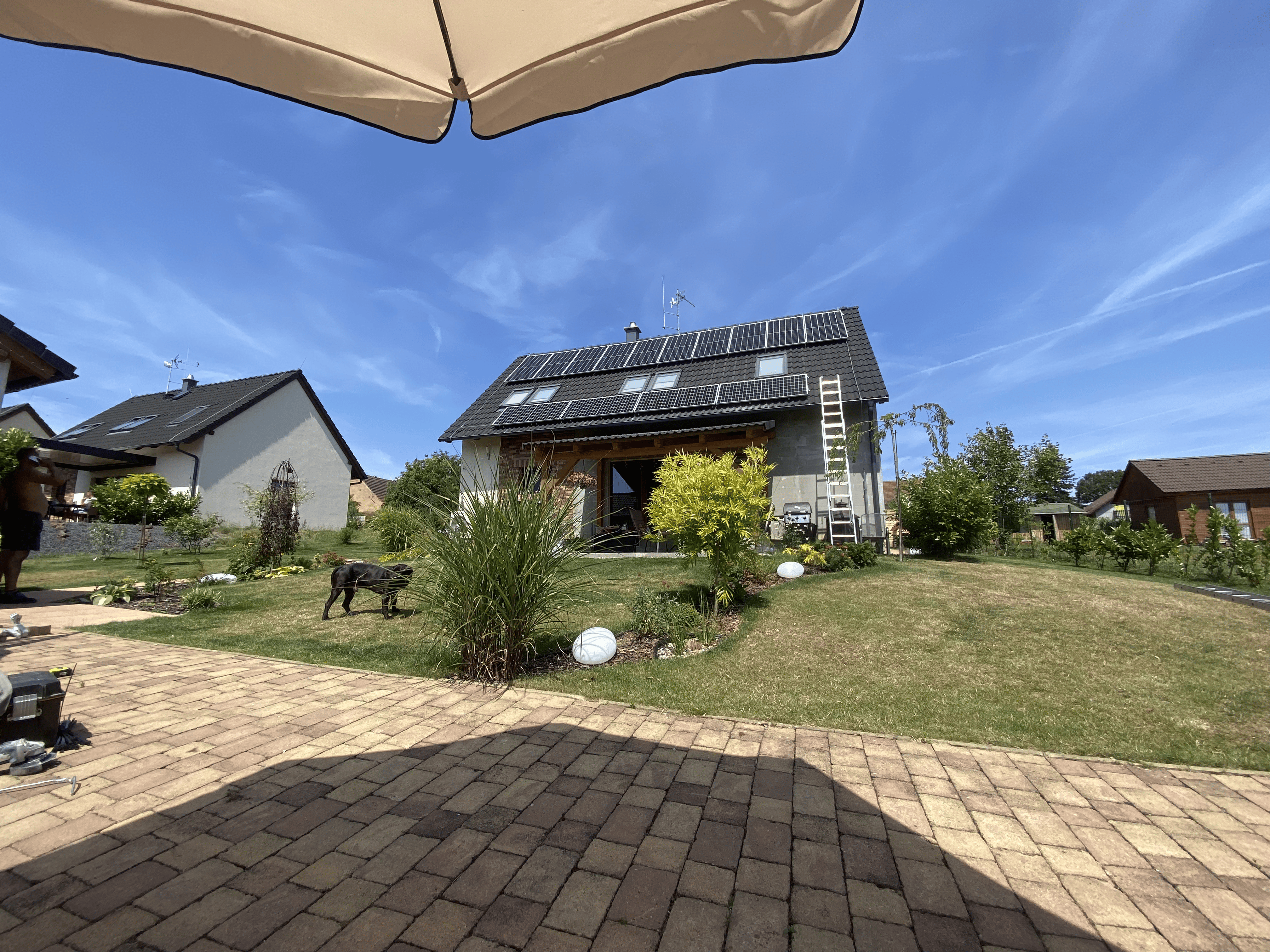 Pracovník se solárním panelem